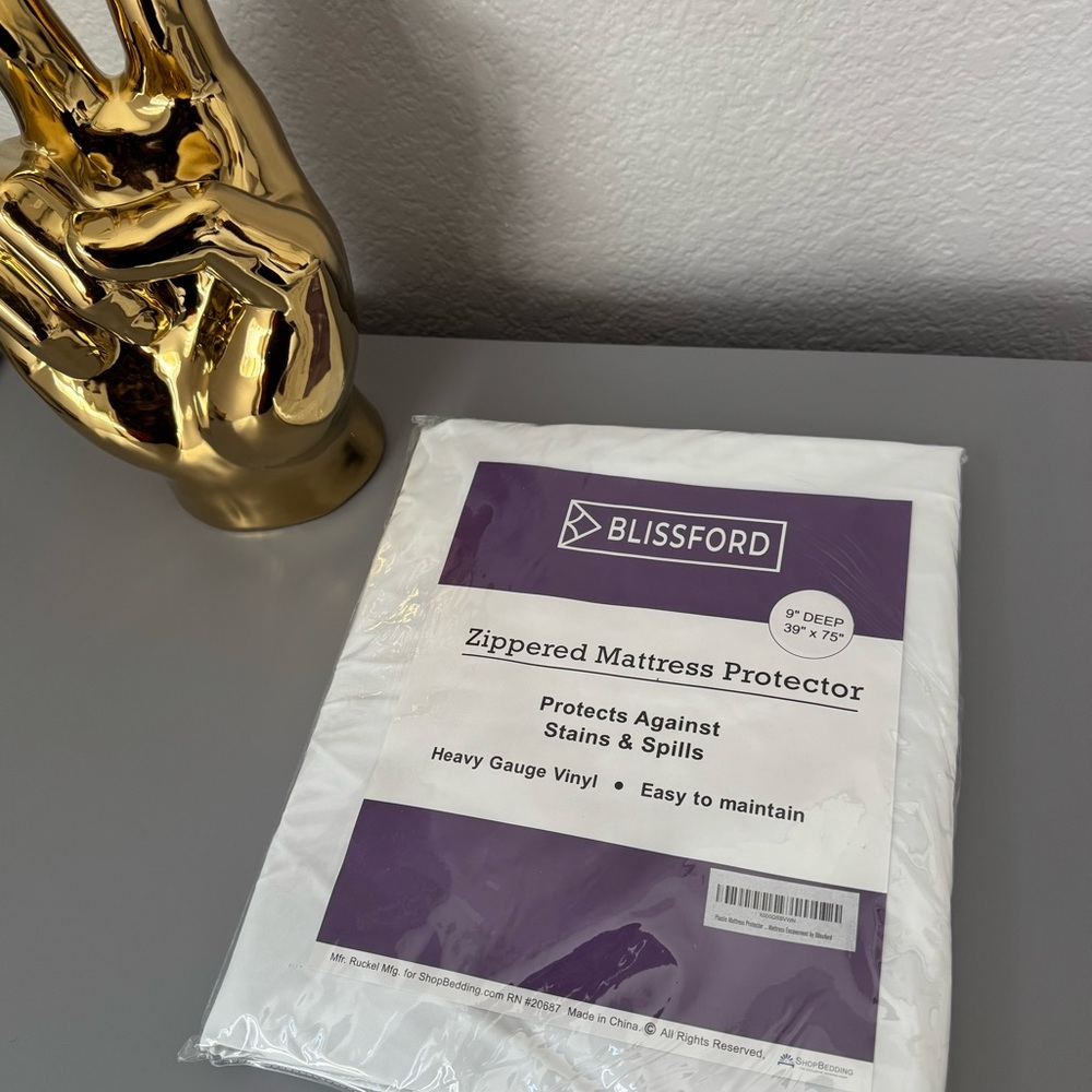 NWT Vinyl Twin Mattress Protector.  See measurements in photos. New unopened!!